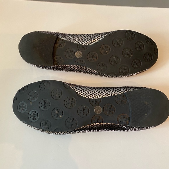 ❗️SOLD❗️Tory Burch silver/black snakeskin sz 8.5 - Picture 3 of 7